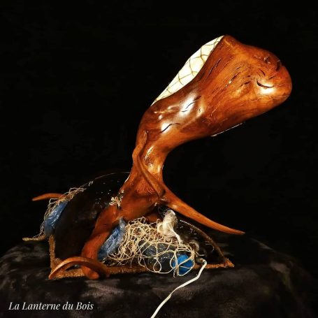 Sculpture d'un poulpe piégé au milieu de la pollution présente dans les espaces marins