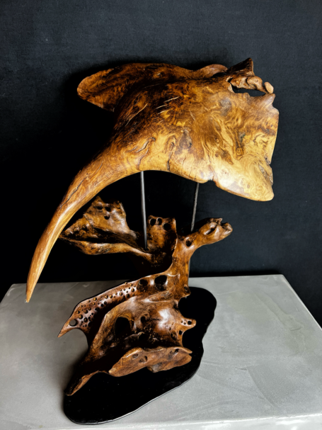 Sculpture en bois d'une raie avec tige en acier sur son corail troué 