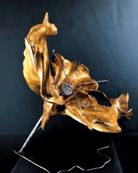 Sculpture en bois et acier d'une fleur avec 4 pétales
