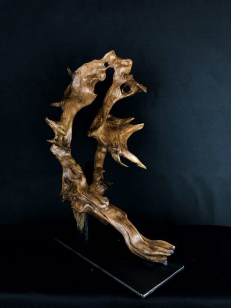 Sculpture en bois sur son socle en acier