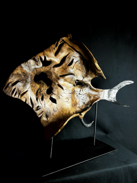 Sculpture d'un gros poisson en bois et acier. 