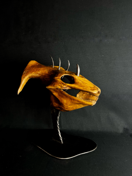 Sculpture en bois et acier d'un dinosaure ou être préhistorique