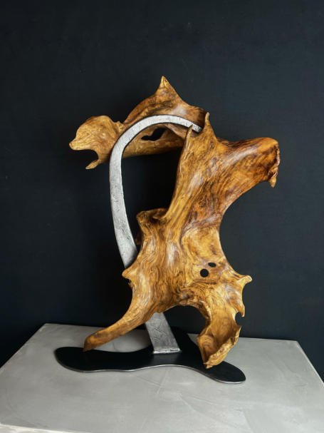 Sculpture en frêne sur son socle en acier