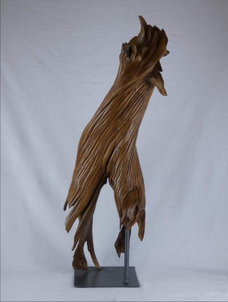 Passager du temps sculpture en bois sur socle en acier. Elle raconte les effets du temps sur le corps
