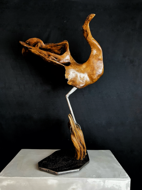 Sculpture d'un oiseau posé sur sa branche. En bois et acier